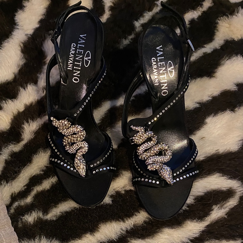 Valentino Garavani Black Slingback Heels with Crystal Snake Detail❤️‍🔥🍒